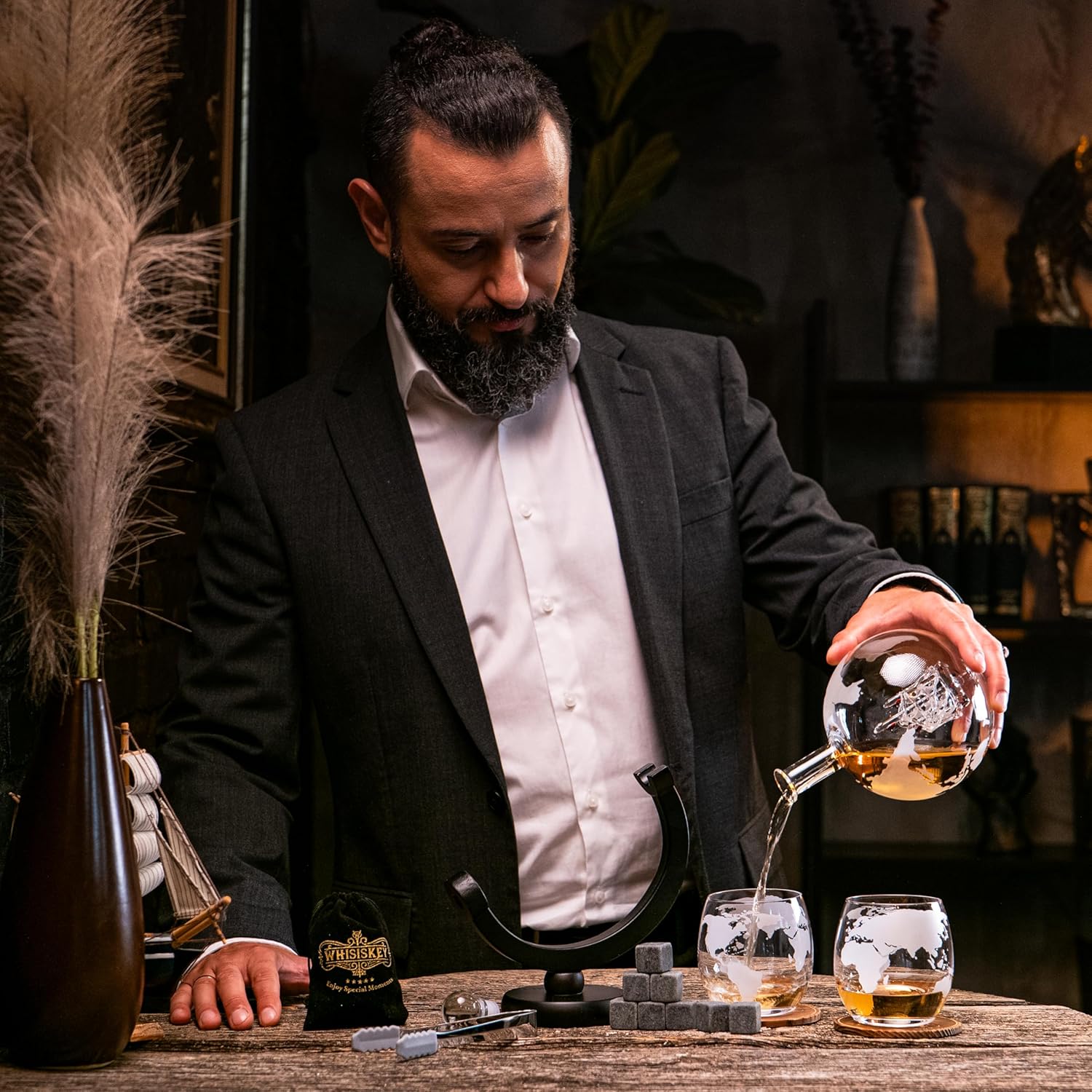 Whisiskey Coffret Cadeau Homme – Carafe à Whisky 900ml avec 2 Verres et 8 Pierres à Whisky – Accessoires de Bar Luxueux pour Noël ou Cadeau Spécial